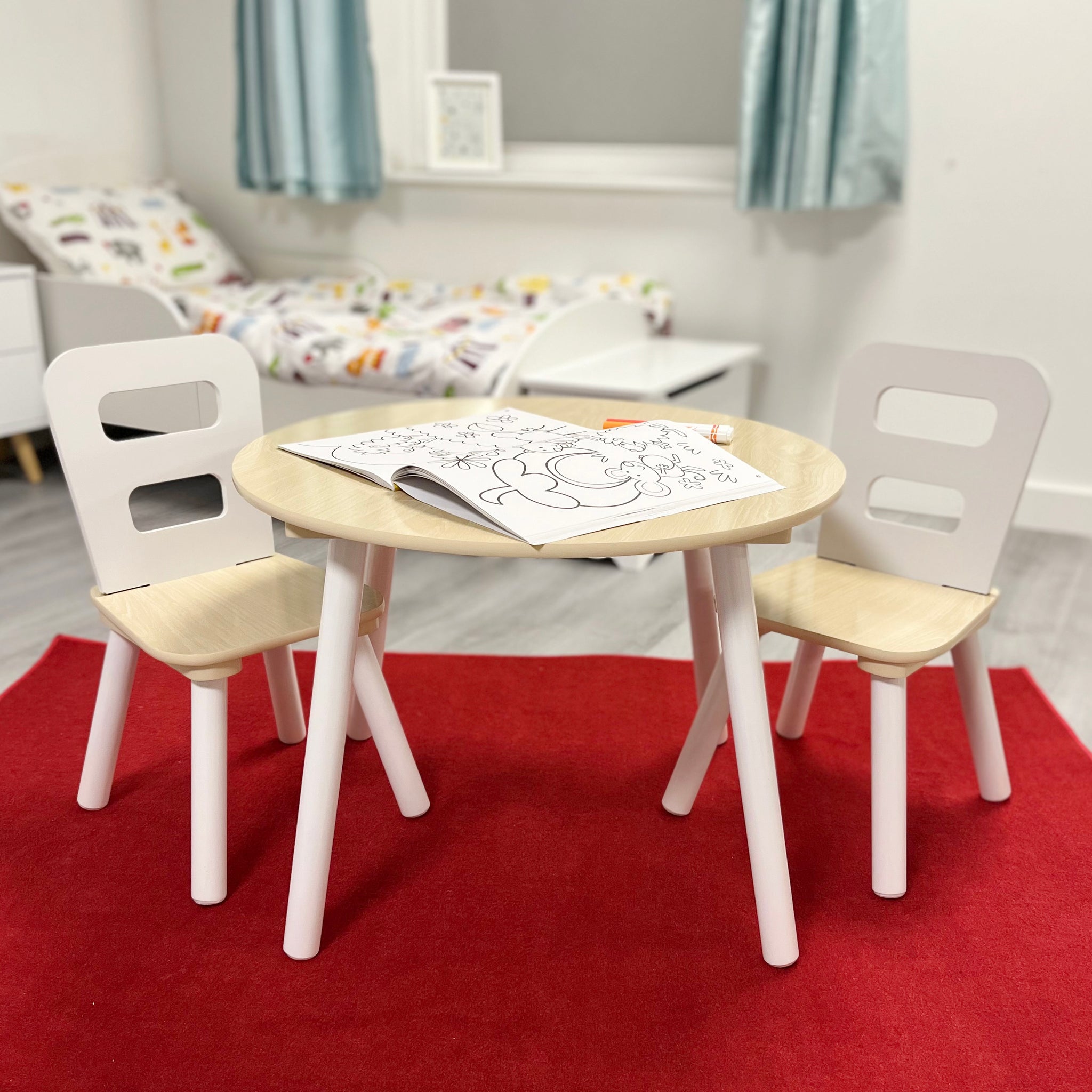 Tavolo Montessori per bambini in legno massello di pino ecologico bianco e  naturale con 2 sedie – www.littlehelper.co.uk